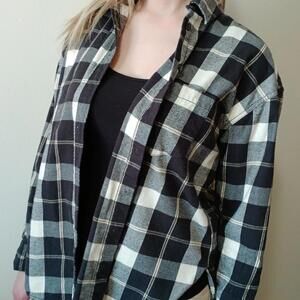 Oversized black and white women's‎ flannel shirt